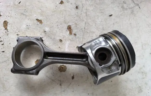 Opel Vivaro Piston with connecting rod SMP1295 10611