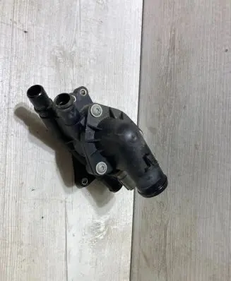 Ford Fiesta Thermostat housing cm5g-9k478-ga