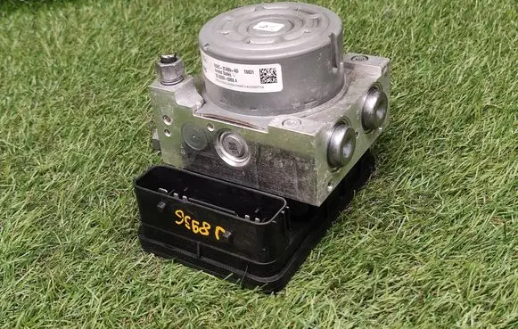 Ford Fusion II ABS Pump EG9C2C405AD