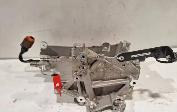 Engine mount vacuum valve