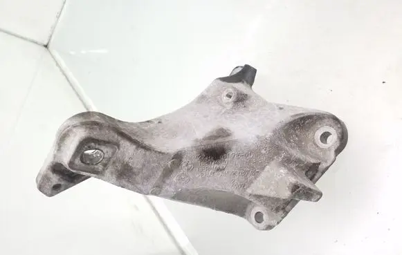 BMW 1 E81 E87 Engine mounting bracket 6781916