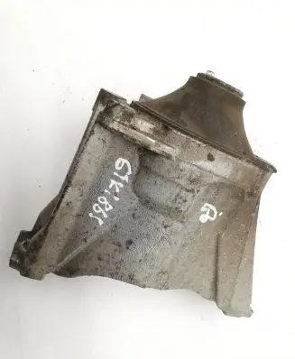 Honda CR-V Engine mount bracket