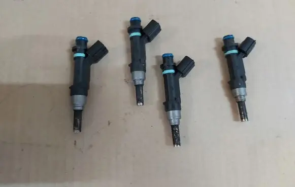 Toyota Yaris Fuel injector supply line/pipe 