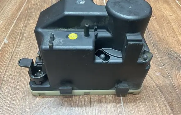 Mercedes-Benz E W124 Central locking vacuum pump 1248000648