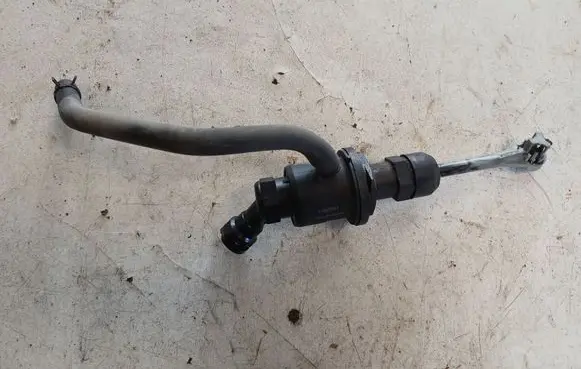 Suzuki Swift I Clutch master cylinder 
