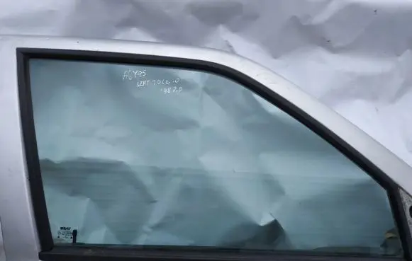Seat Toledo I (1L) Front door window glass four-door pilka
