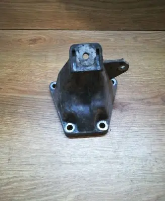 Engine mounting bracket
