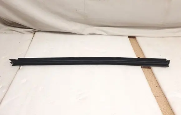 Mercedes-Benz ML W166 Front door glass trim molding A1667250465