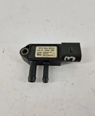 Volkswagen PASSAT B6 Oil pressure sensor 076906051A