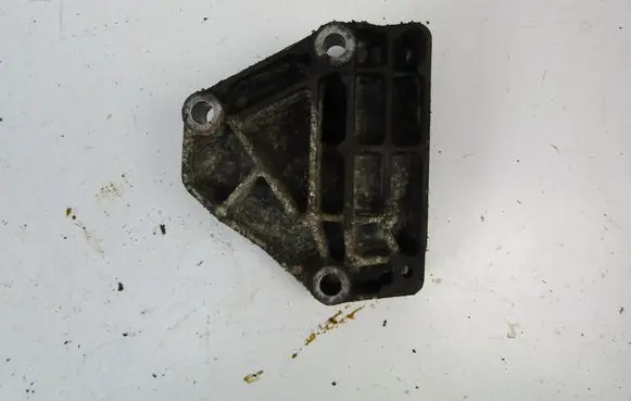Opel Zafira A Engine mounting bracket 