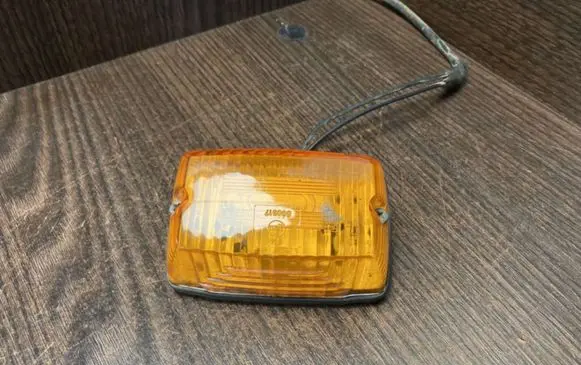Front fender indicator light