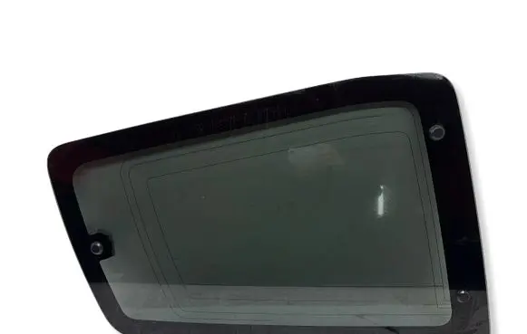 Mitsubishi Pajero Side middle window/glass 