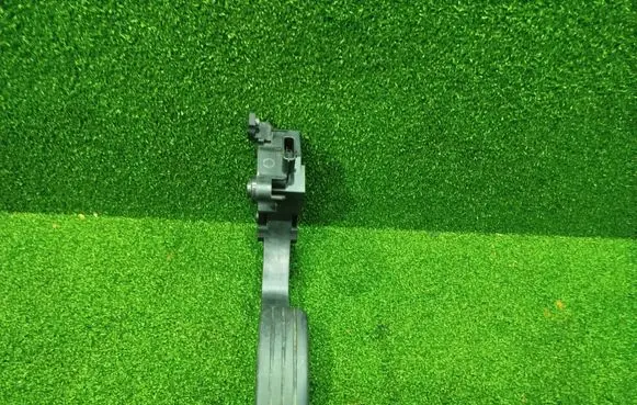 Accelerator throttle pedal