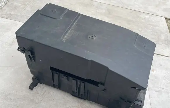 Opel Insignia A Battery box tray 13330946 13448185
