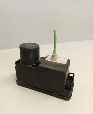 Volkswagen PASSAT B4 Central locking vacuum pump 1H0962257G