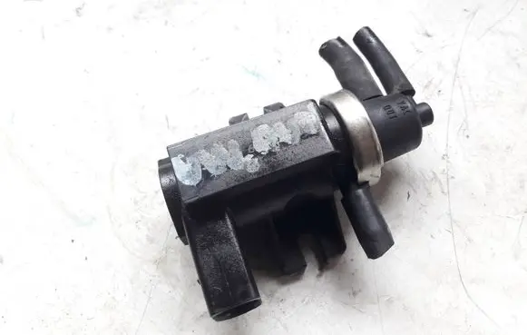 Volkswagen PASSAT B5.5 Vacuum valve 1J0906627