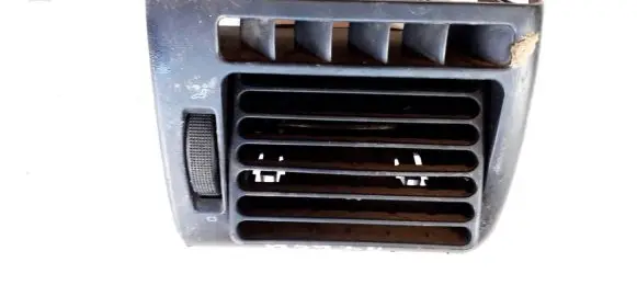 Volkswagen PASSAT B4 Dash center air vent grill