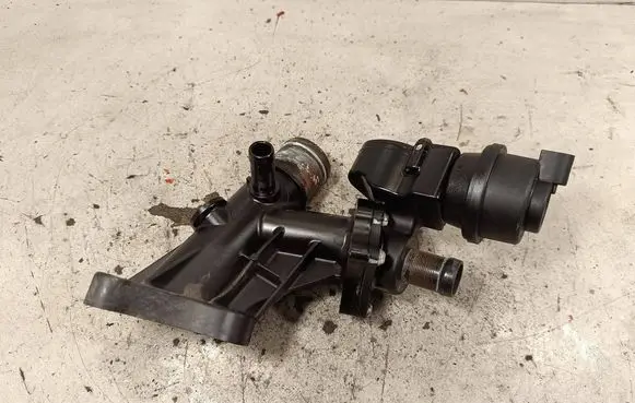 Nissan X-Trail T32 Thermostat/thermostat housing 110600686R