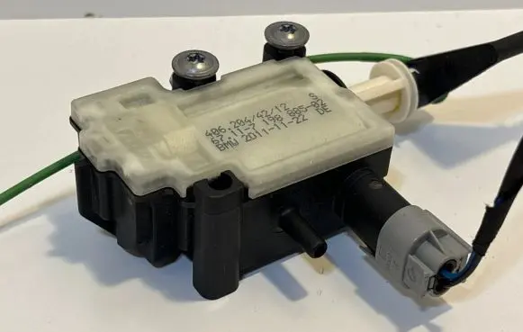 Fuel tank cap lock