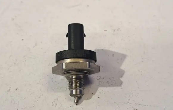 Mercedes-Benz C W205 Fuel pressure sensor 0261545102