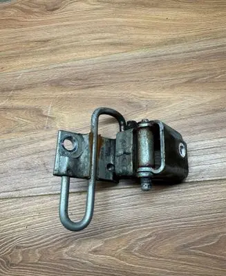 Volkswagen Caddy Front door lower hinge 1T0831412C