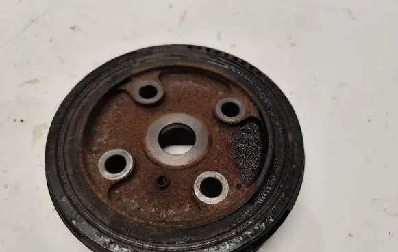 Volvo XC90 Crankshaft pulley 30731865