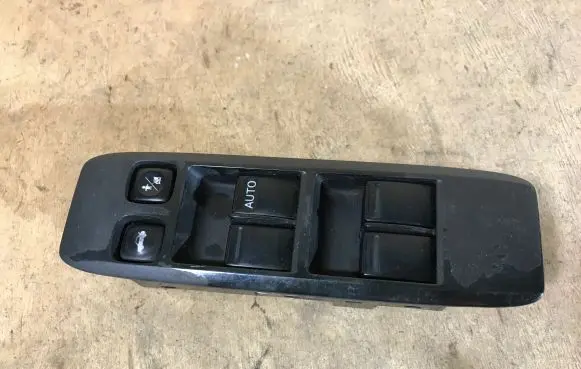 Nissan Primera Electric window control switch 25401AV660 C8DD701N