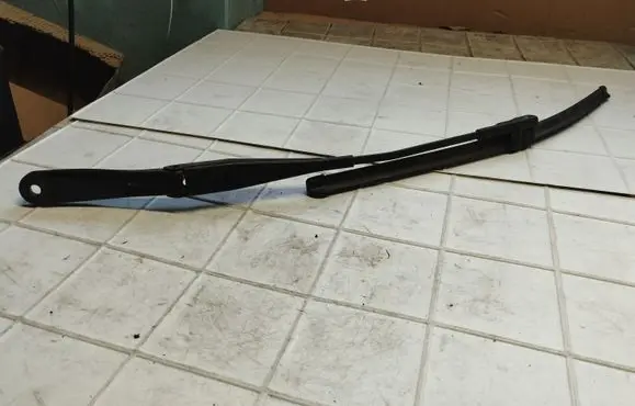 Opel Astra H Front wiper blade arm 13111219