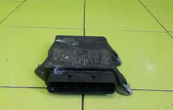 Volkswagen PASSAT B8 Airbag control unit/module 225894356