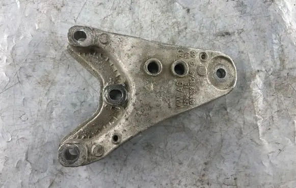 Volkswagen Polo IV 9N3 Engine mounting bracket 6Q0199185 6Q0199185AB