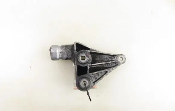 Engine mounting bracket