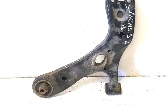 Toyota Avensis T270 Front lower control arm/wishbone 