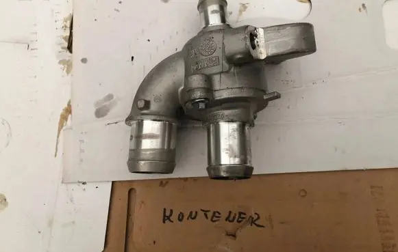 Ford Kuga III Thermostat housing LX6E8A587AC
