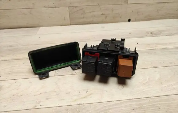 Opel Insignia A Relay mounting block 13265980