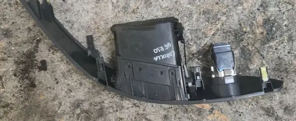 Toyota Corolla Verso AR10 Dash center air vent grill