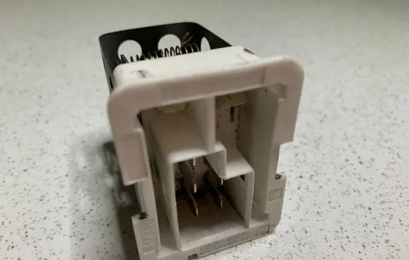 Opel Astra H Heater blower fan relay 52475432 90560362