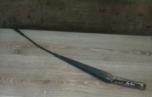 Volvo XC70 Front wiper blade arm 30655614
