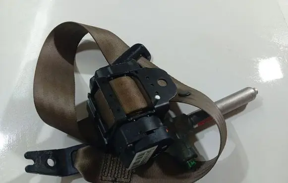 Volvo S80 Rear seatbelt 8639769