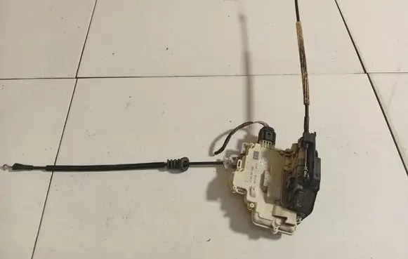 Volkswagen PASSAT B7 Front door lock 3C1837016B