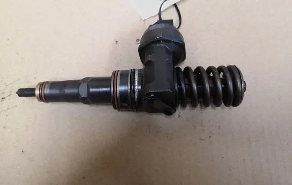 Volkswagen Polo Fuel injector 045130073T