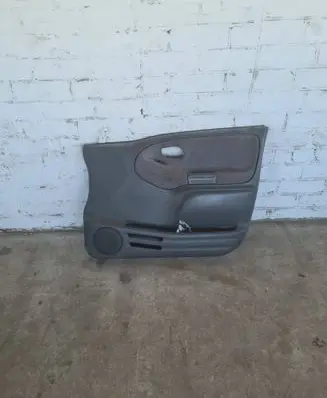 Suzuki Grand Vitara I Front door card panel trim