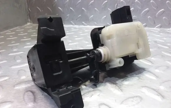Mercedes-Benz S W221 Fuel tank cap lock 84040201
