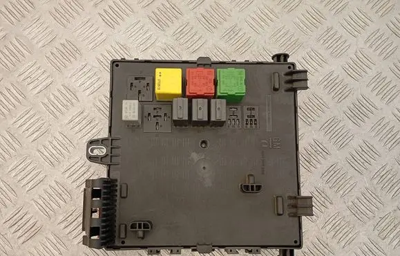 Opel Vectra C Fuse module 13205781 519169007 532150018