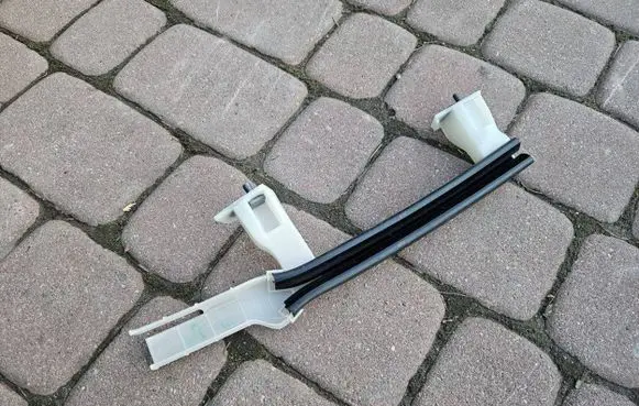 Opel Mokka B Front door windshield rail 9825359080