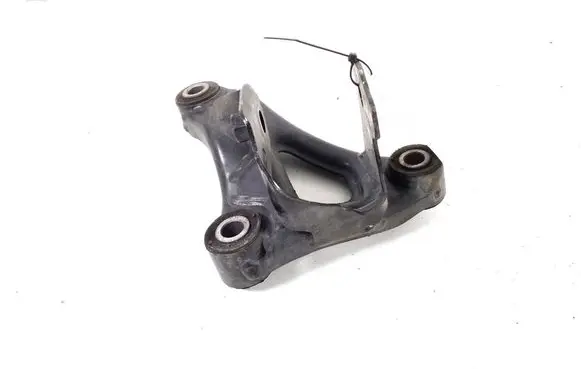 Engine mounting bracket