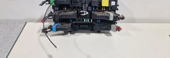 Opel Zafira B Fuse module 13268287