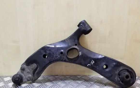 Toyota Avensis T270 Front lower control arm/wishbone