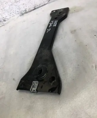 Nissan Juke II F16 Muffler mount bracket/holder 757421584r