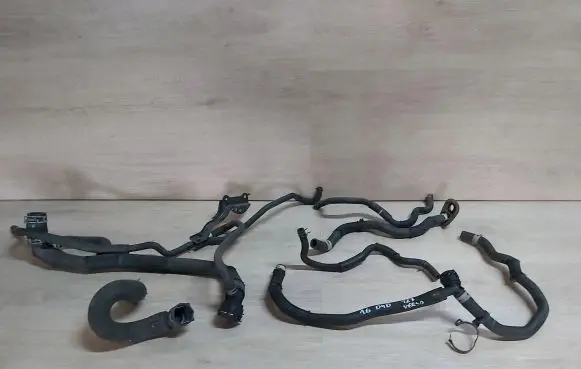 Toyota Avensis T270 Engine coolant pipe/hose