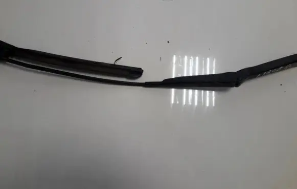 BMW 3 E36 Front wiper blade arm 61618392005 61.61-8392005